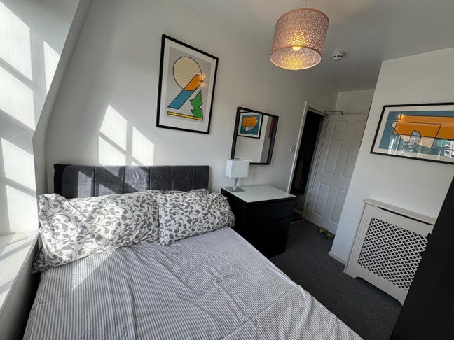 Room in Vauxhall Available Now with All bills Inc Main Photo