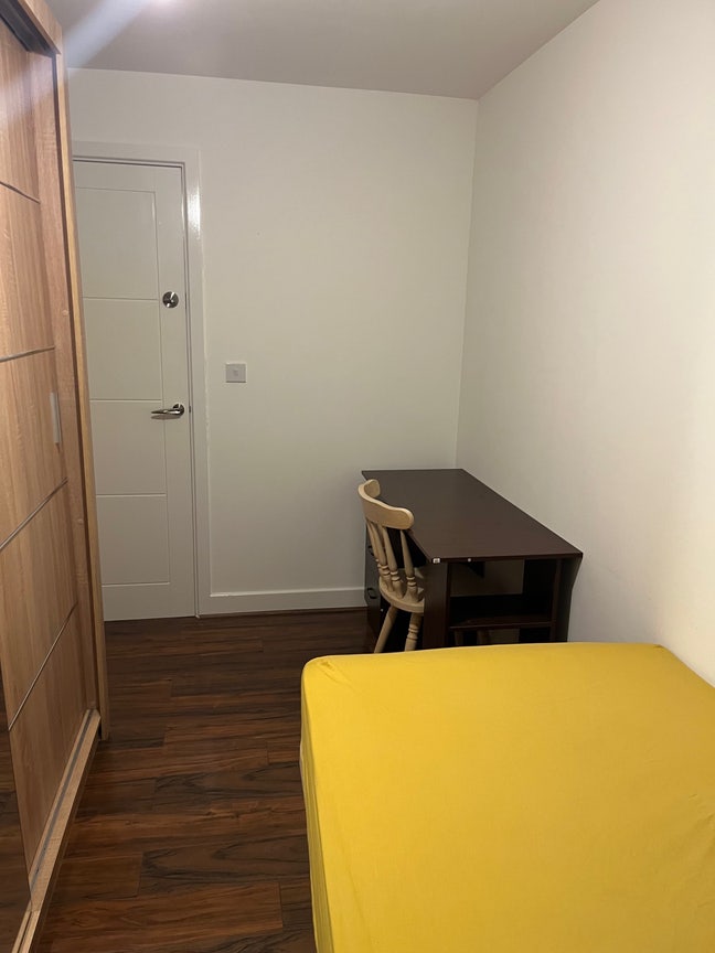 Spacious single room Main Photo