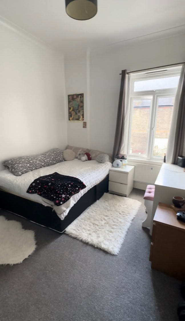 Zone 2 Room Available! Girls flat🌷 Main Photo