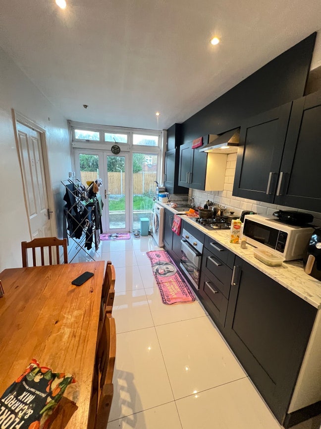 🏡  4 Bedroom Flat to Let/ Willesden Green/Dh  Main Photo