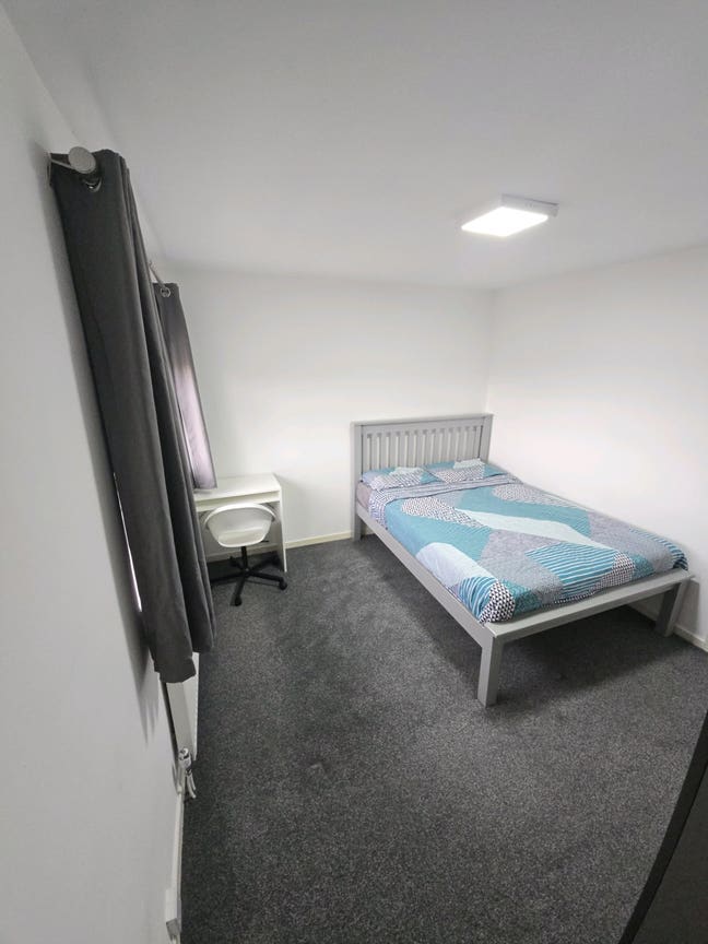 Rooms available in a newly renovated property Main Photo