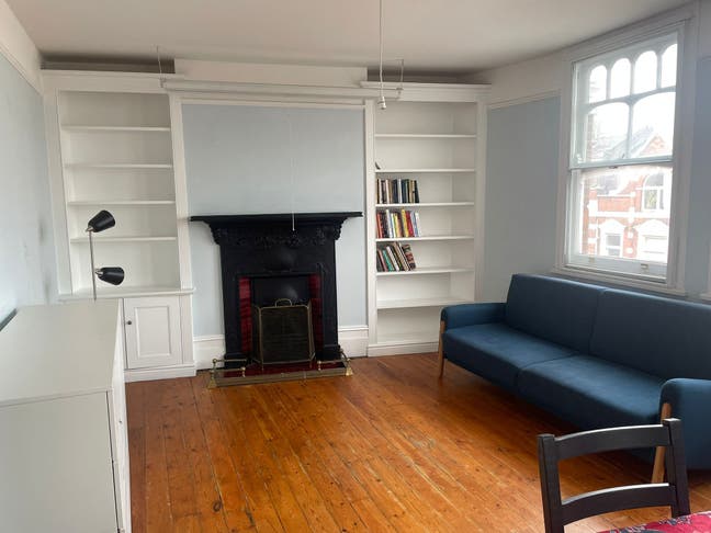 Large, light-filled room overlooking the Broadway Main Photo