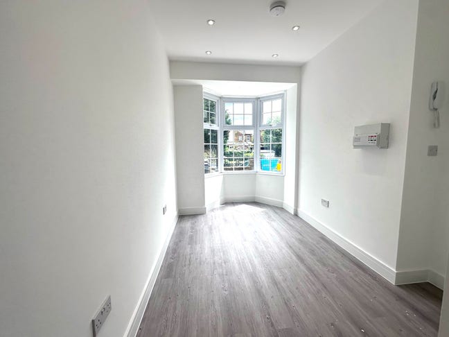 En- Suite Room to rent on Broomstick Hall Road Main Photo