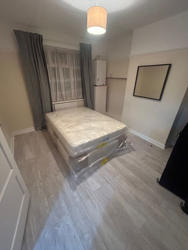 4 rooms is available for rent in - CR7 7HR Main Photo