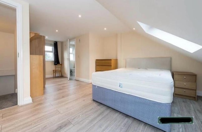 En-Suite Loft Room In West Hampstead  Main Photo