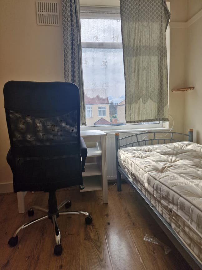 Single Room to Rent in Shared house, Edmonton N18 Main Photo
