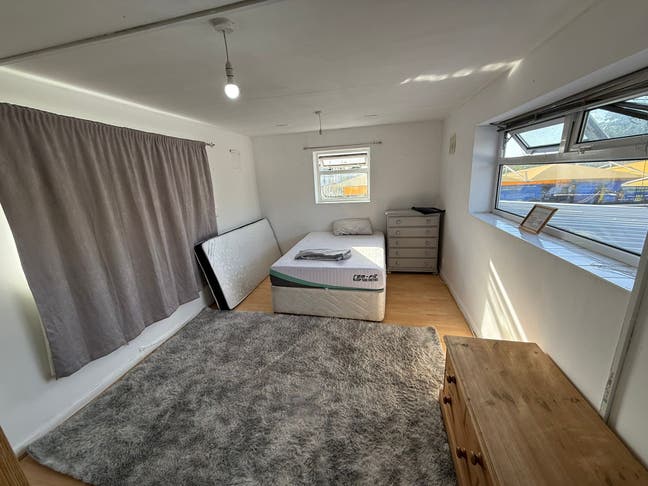 Spacious Studio in Feltham TW14 – Bills Included Main Photo