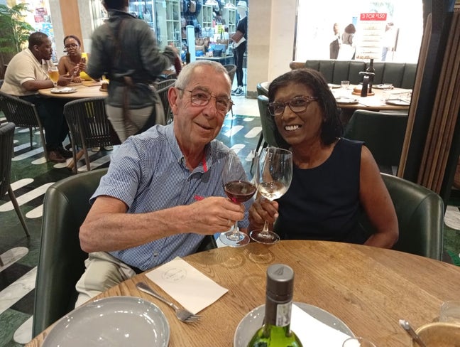 Couple seeks double room Main Photo