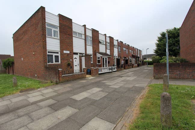 Cosy single room - Hainault Station central line Main Photo