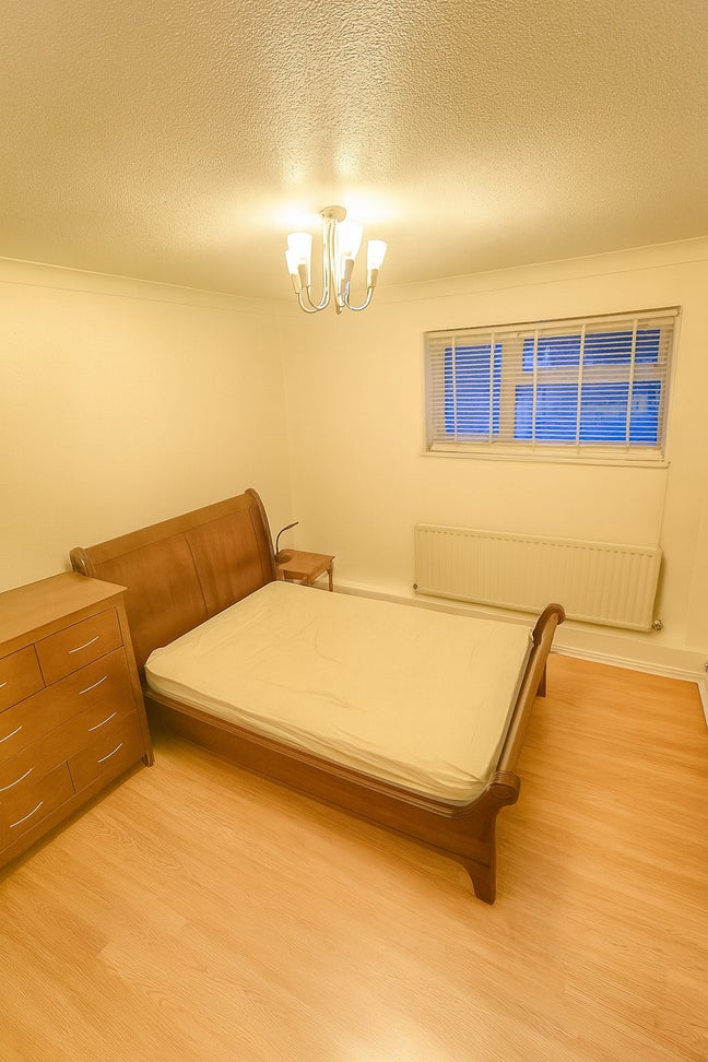 Walton on Thames room Main Photo