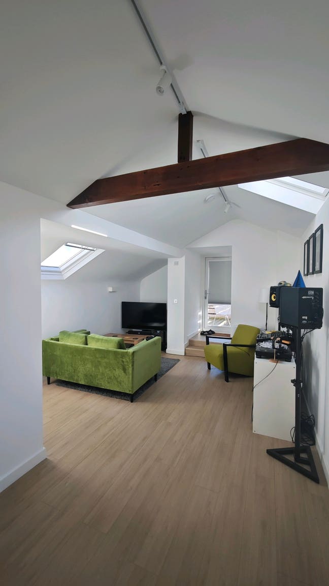 Share this beautiful flat with me! Main Photo