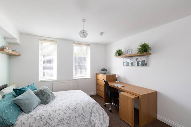 💻 Two great rooms from £950 pcm + Free Parking 🚘 Main Photo