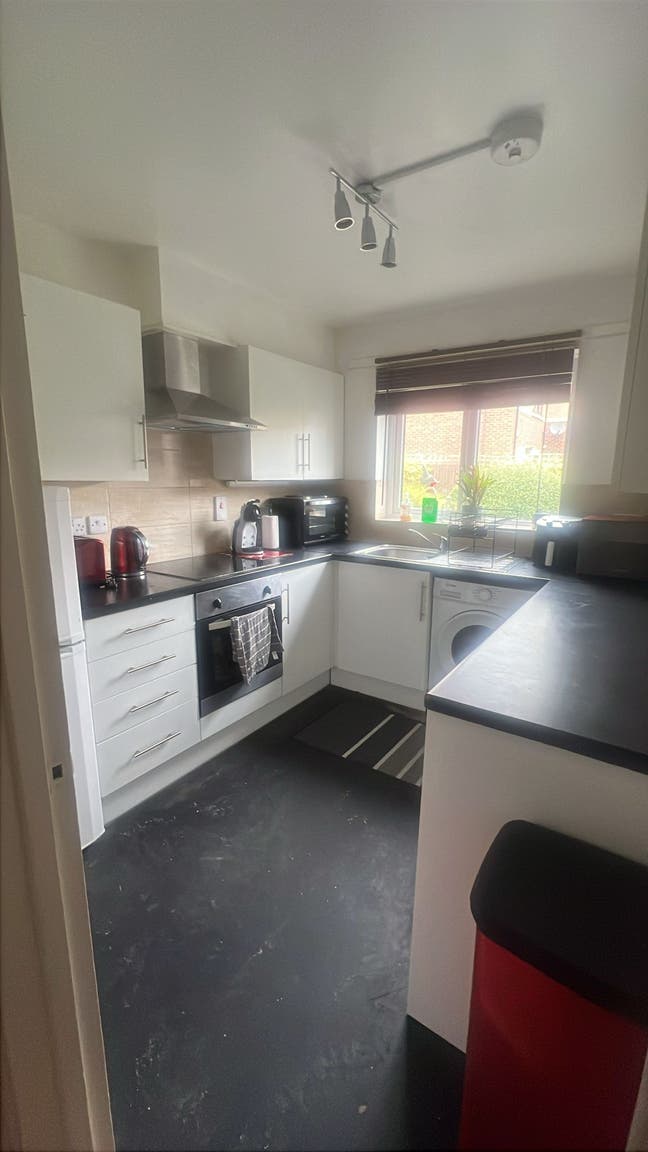 Large Double Bed in a 3-bed shared apartment. Main Photo