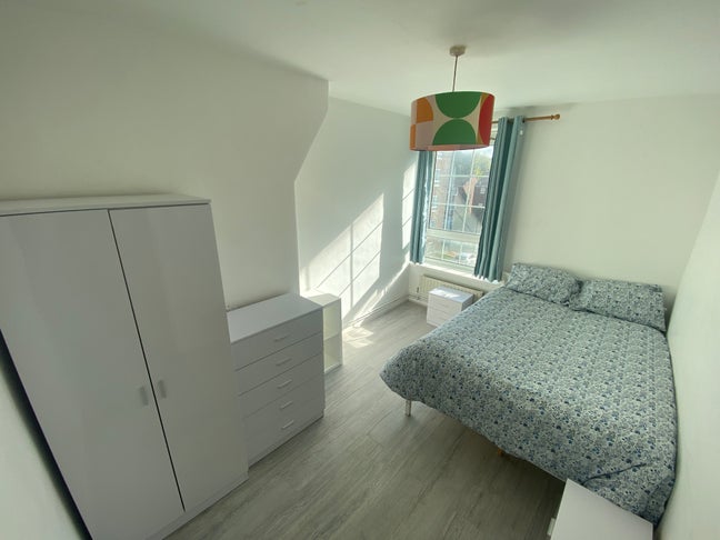 Flat with Living Room! Amazing Double! Zone 1 ! Main Photo