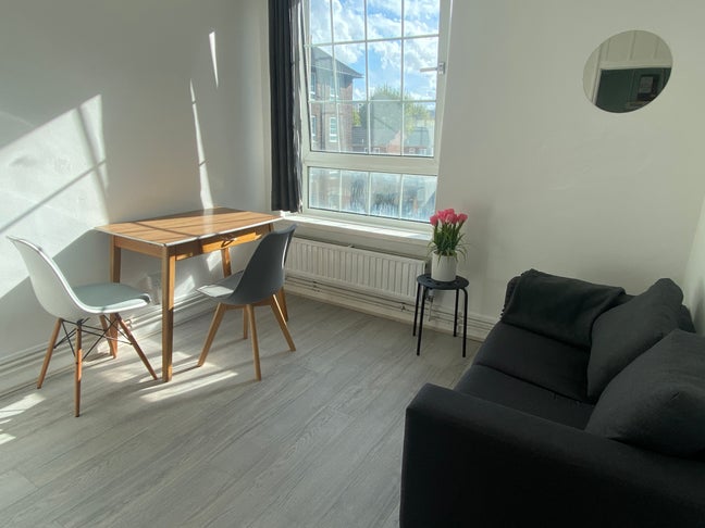 Flat with Living Room! Amazing Double! Zone 1 ! Main Photo