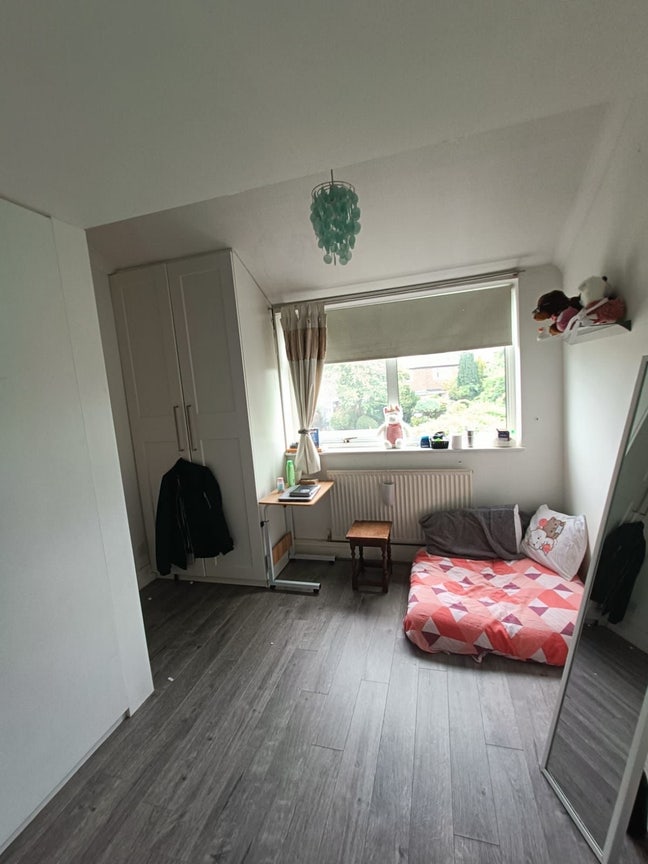 Spacious double room with loft bed in Staines Main Photo