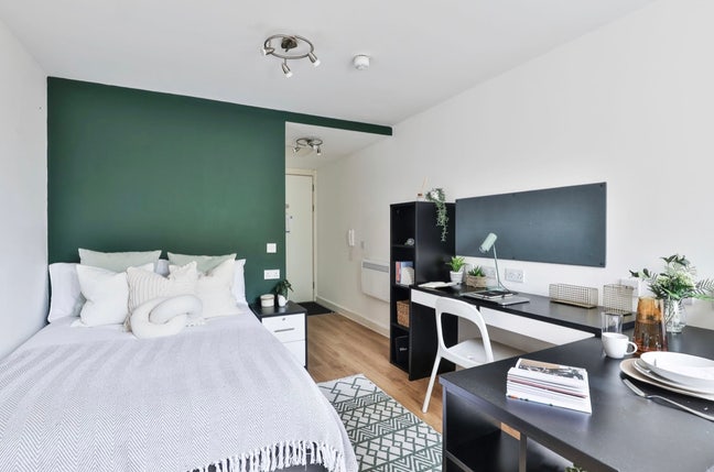 Ensuite double bedroom - tenancy takeover  Main Photo