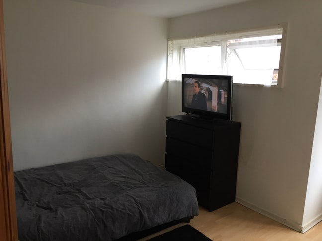 Room Available – Quiet, Clean Home (Female preferred) Main Photo