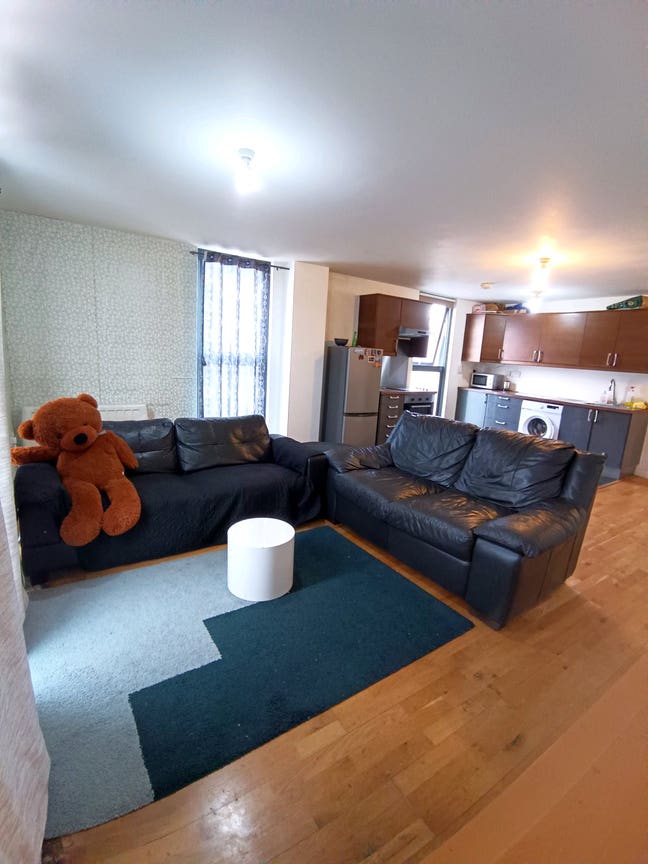 Looking for a female to share en-suite room Main Photo