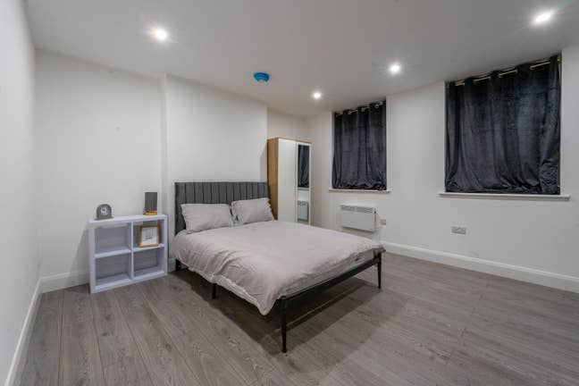 Elephant and Castle*Studio Available Immediately Main Photo