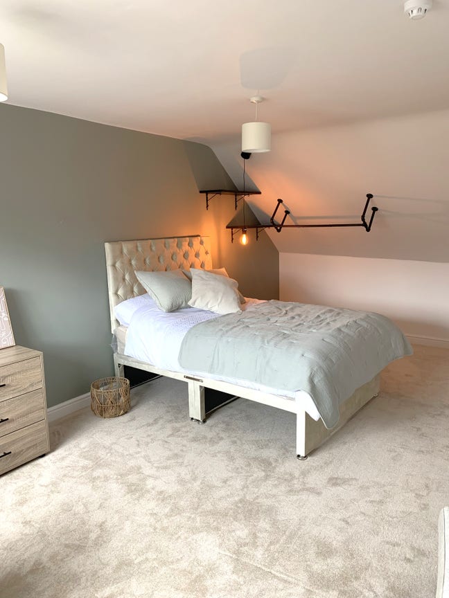 Spacious Attic Room with En-Suite Main Photo