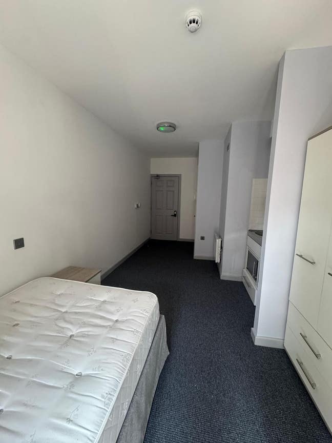 Seperate & Spacious Studio for Rent – CV1 3EG Main Photo