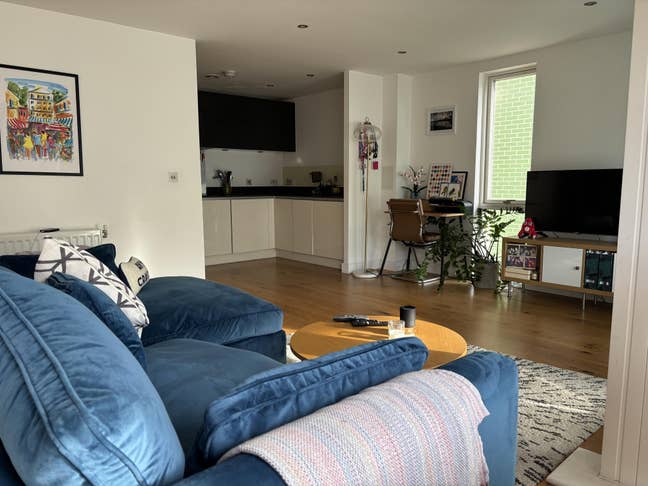 Double room w/ own bathroom available Mon-Fri  Main Photo