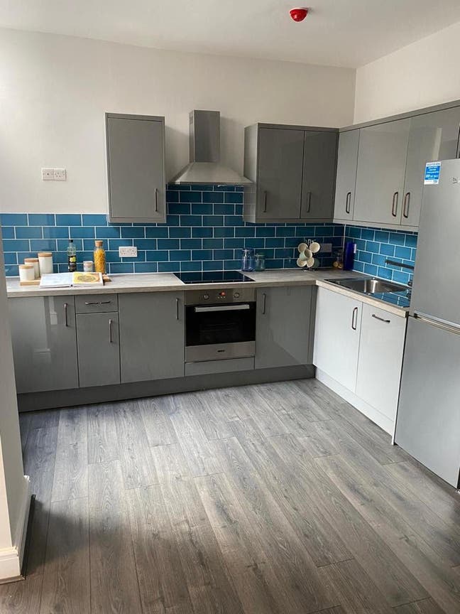 **2 Double Furnished Rooms Available End Nov '25** Main Photo