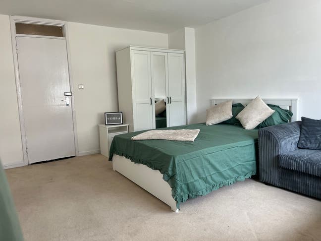 Large Double room 2 min to South Wimbledon Station Main Photo