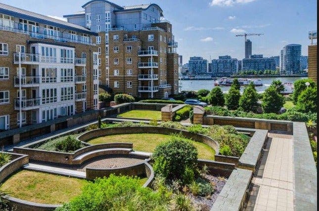Massive Double Bed w.balcony in Island Gardens Main Photo