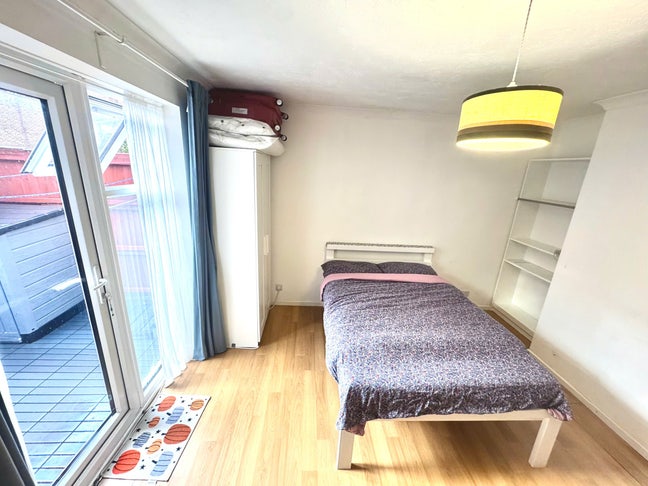 Ensuite-Bedroom for ShortTerm Rent – Near Lewisham Main Photo