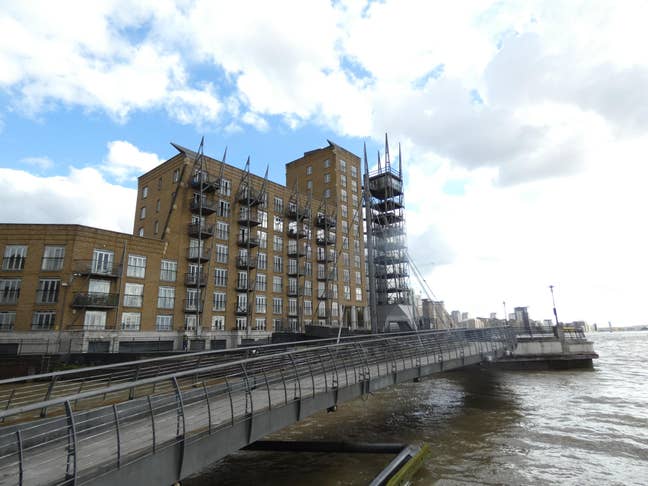 Fantastic 3 bed, 2 bath with balcony, parking, E14 Main Photo