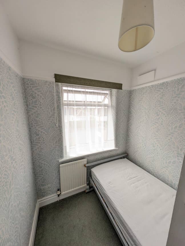 Mon to Fri. Small but newly-decorated single room. Main Photo