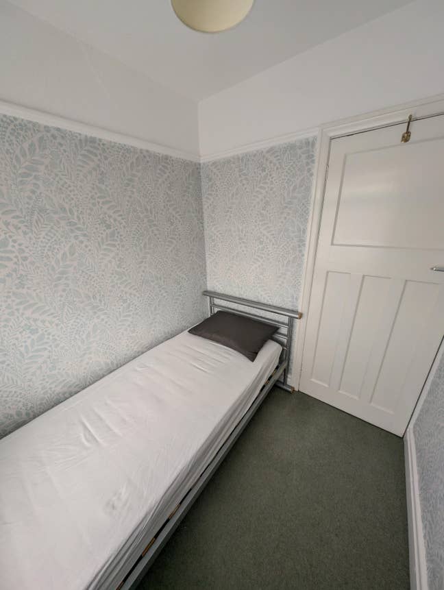 Mon to Fri. Small but newly-decorated single room. Main Photo