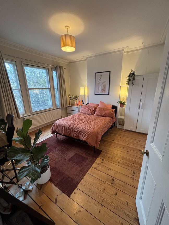 Lovely double room available in Balham home Main Photo
