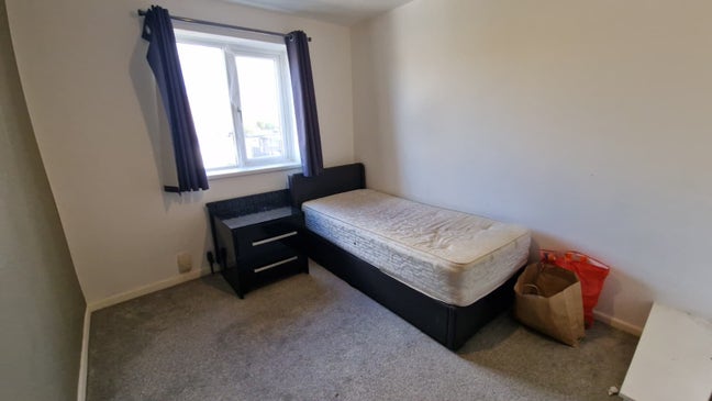 Large single room Main Photo