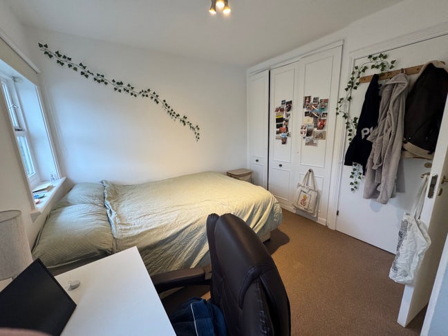 Room in spacious Oval house Main Photo
