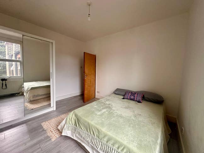 Spacious 2/3 Bedroom Flat with Flexible Living Spa Main Photo