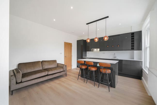 Three Bedroom Apartment on Isledon Road, N7 Main Photo