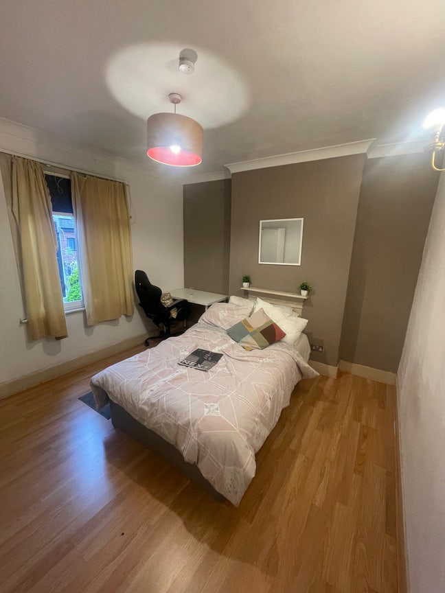 Double bedroom in Brentford  Main Photo