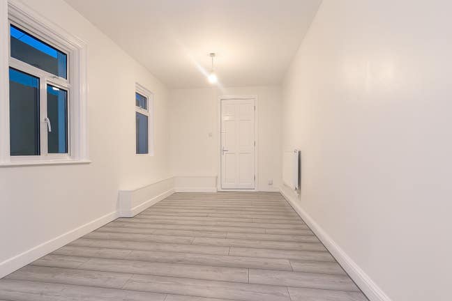 Refurbished Studio Plumstead High Street SE18  Main Photo