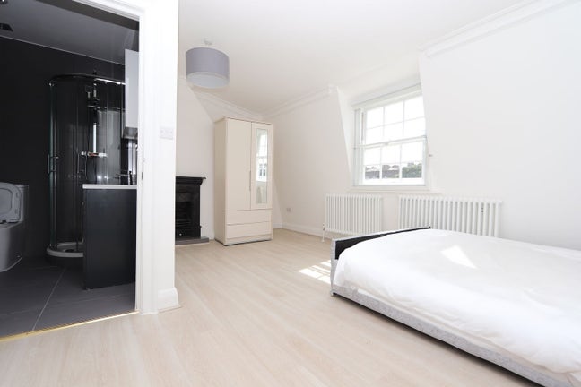 🌟 Modern Ensuite – 1 Min to Bow Road Station Main Photo