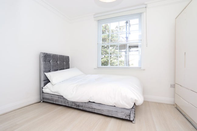 🌟 Modern Ensuite – 1 Min to Bow Road Station Main Photo