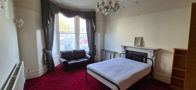 Large double room in quiet house Main Photo