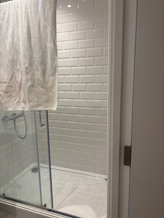 Lovely En-suite Room in a 2-Bedroom Apartment!! Main Photo
