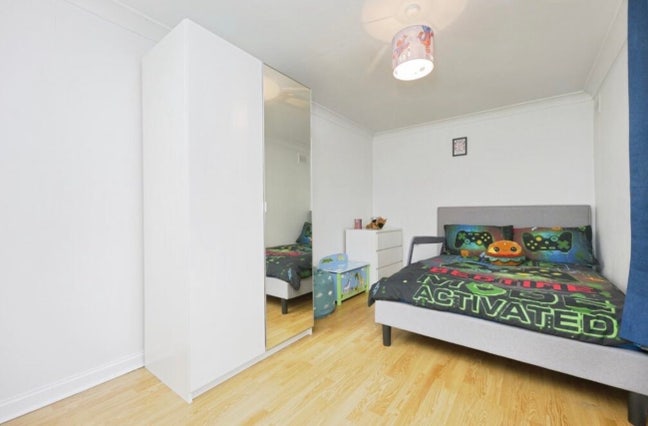 One Double Bedroom - Close to Parks -  Quiet Area Main Photo