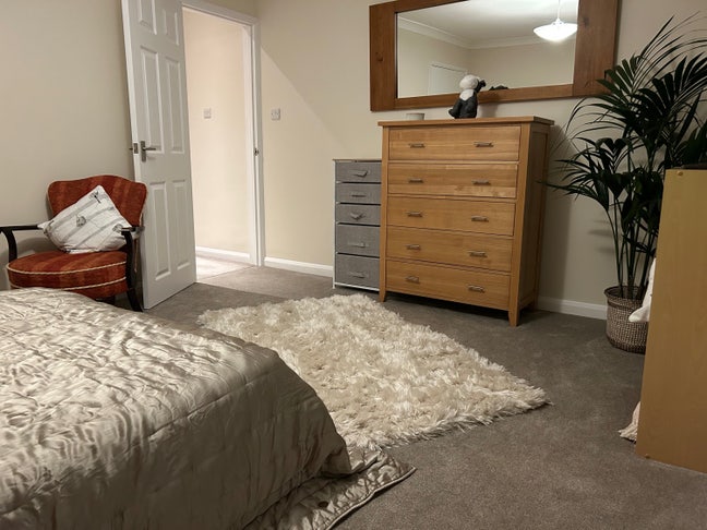 Newly renovated king size bedroom Main Photo