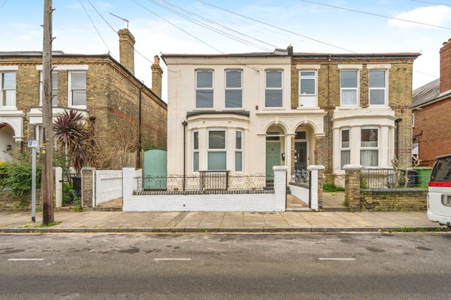 Double room in shared house Main Photo