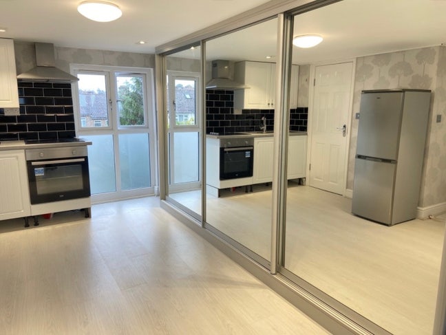 🛏️ Top Floor Studio to Let in - Neasden   Main Photo