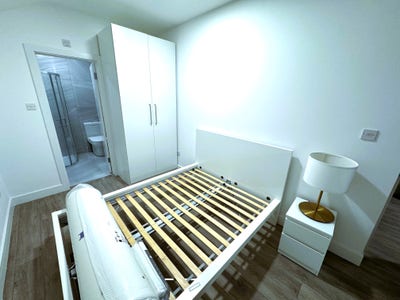 Large En Suite Room &pound;995 Pcm All Bills Included Main Photo